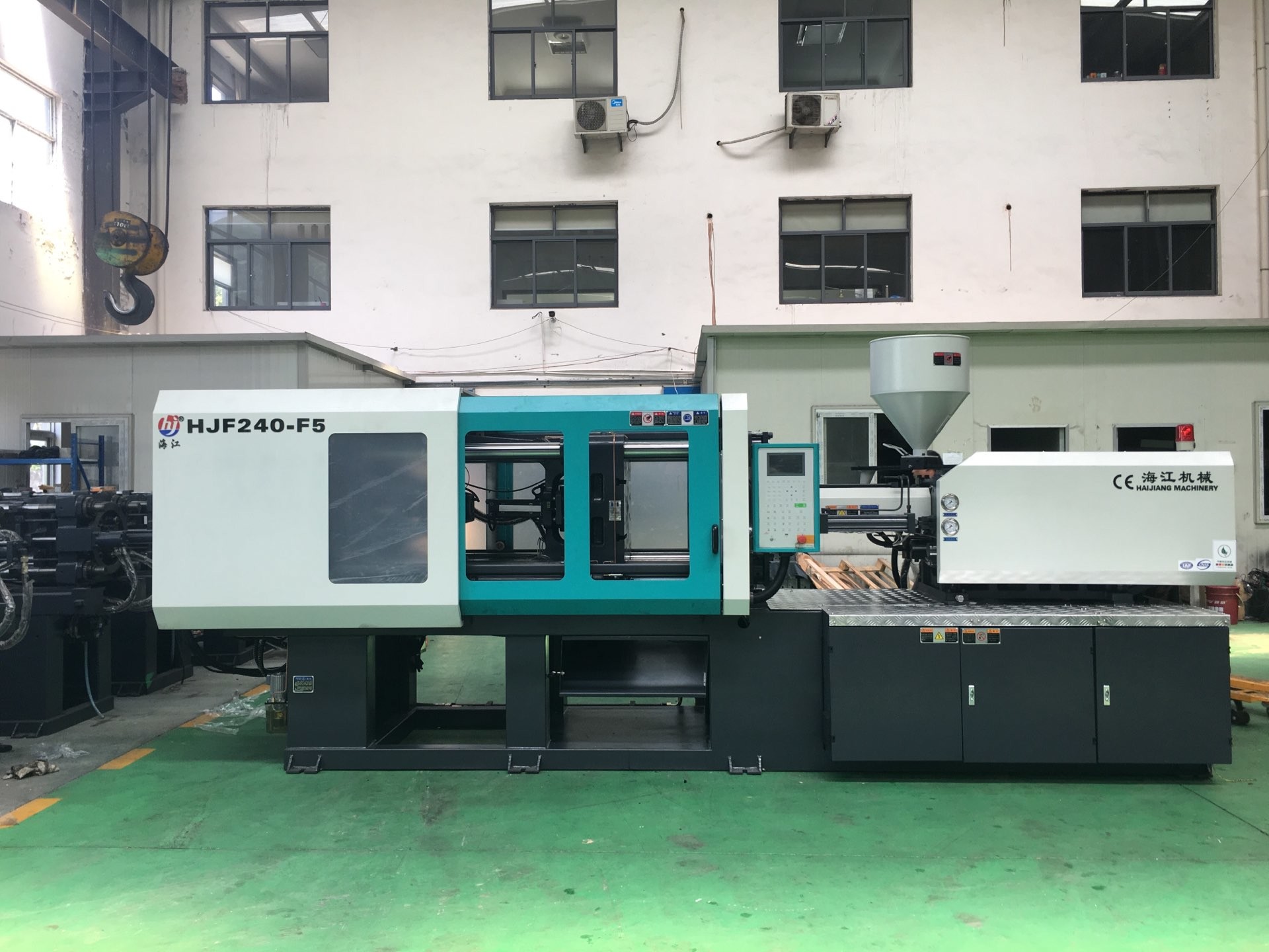 China pet plastic water bottle making injection molding machine 500ml pet mould preform production line cost in China on sale