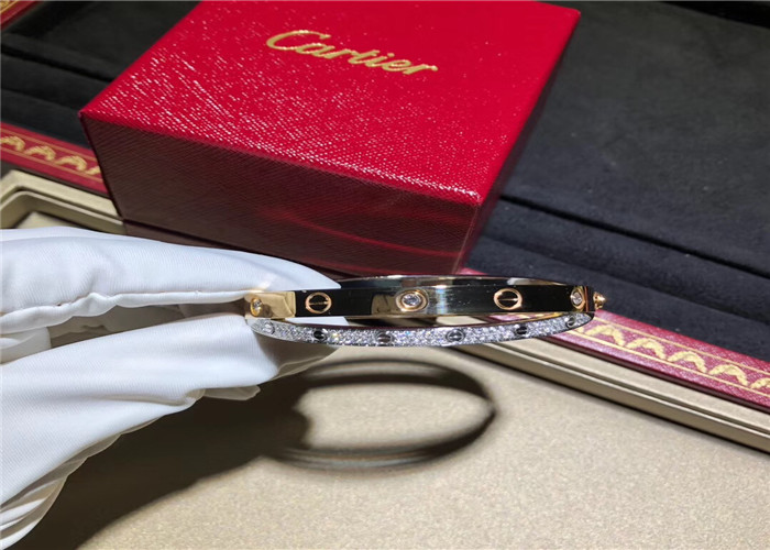  brand jewelry best Elegant Cartier Diamond Paved Love Bracelet N6039217 With Screw Motifs Manufactures