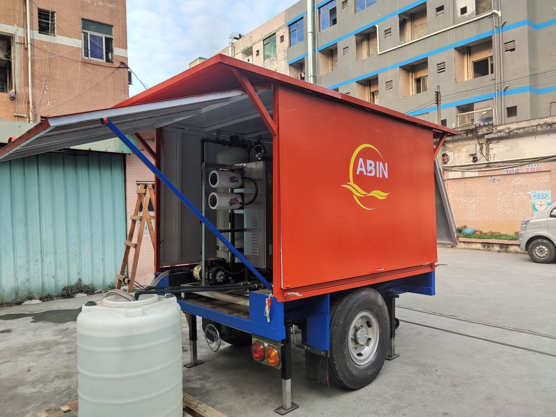 China Tow Truck Trailer Car Mobile Water Tretment Mobile Demineralizer Tralier Reverse Osmosis Trailer for Sale on sale