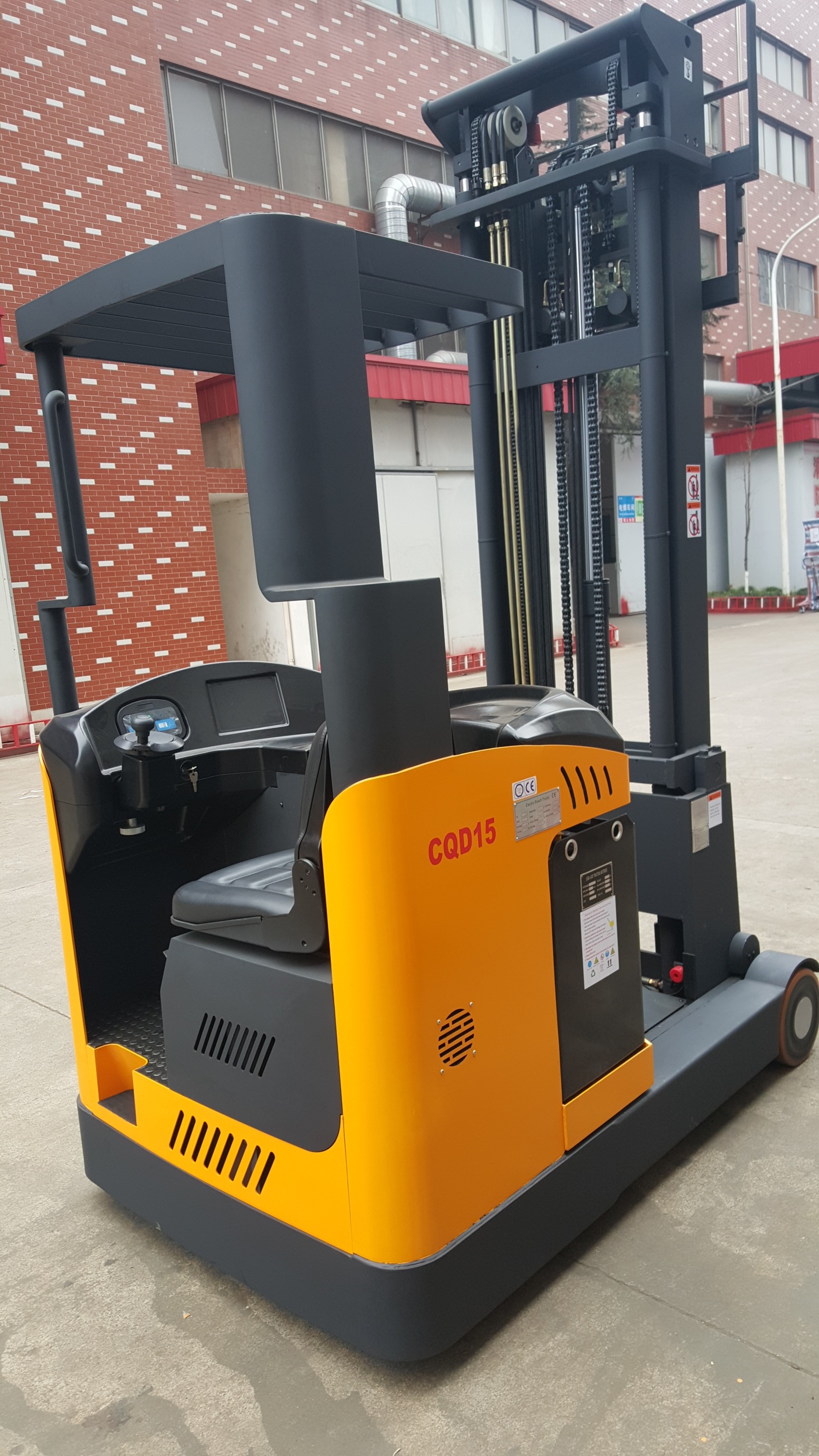 China 1.5-2 ton forklift reach truck narrow aisle seated electric reach truck yellow color on sale