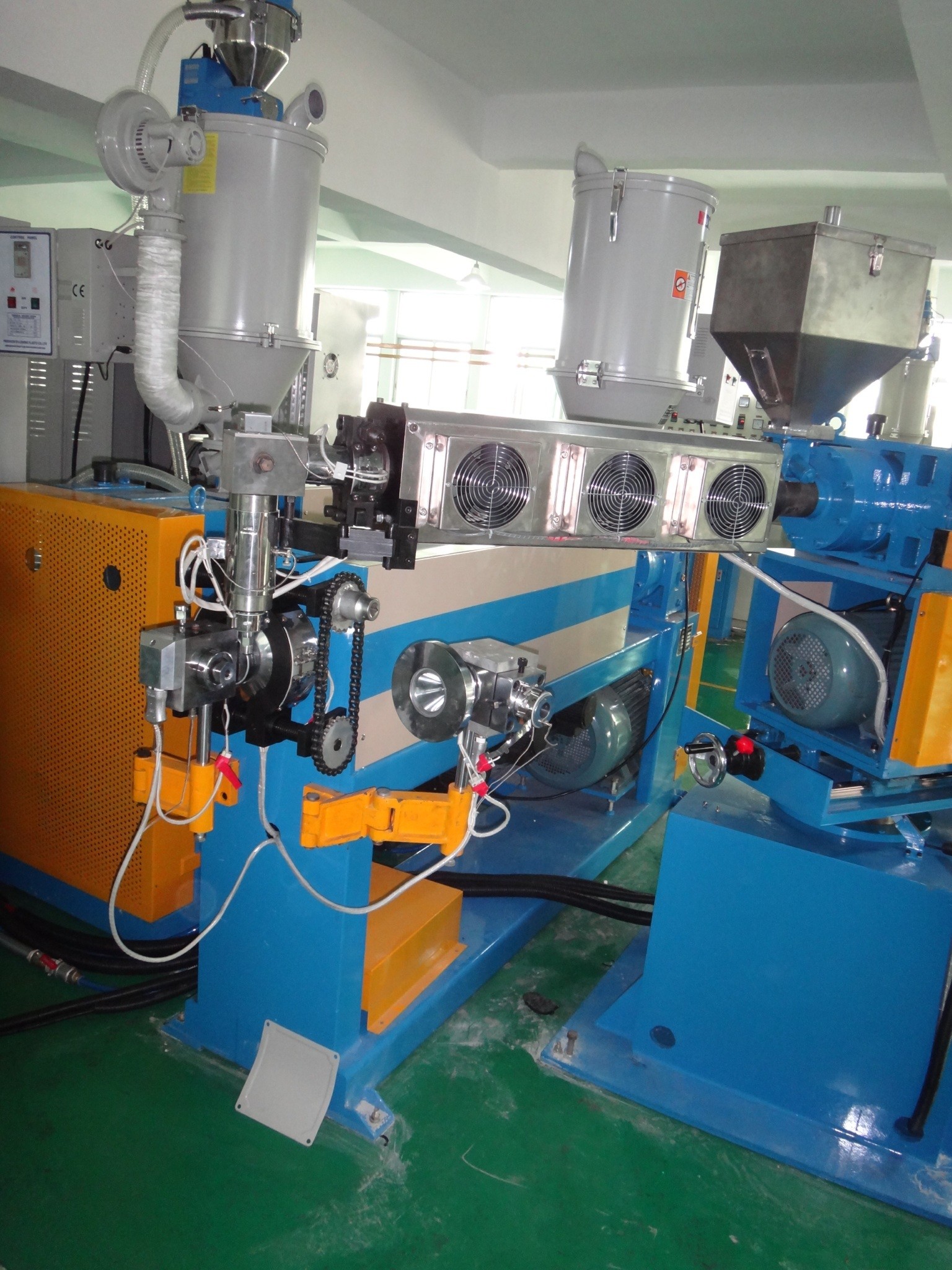 Quality Low Smoke Halogen Free Cable Making Machine , XLPE Wire Extruder Machine for sale