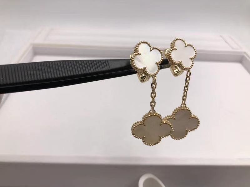  Simple Stylish Van Cleef Arpels 2 Motifs 18K Gold Earrings Yellow Gold Manufactures