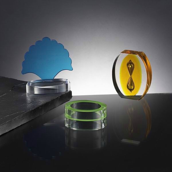  perspex / Acrylic paperweights Manufactures