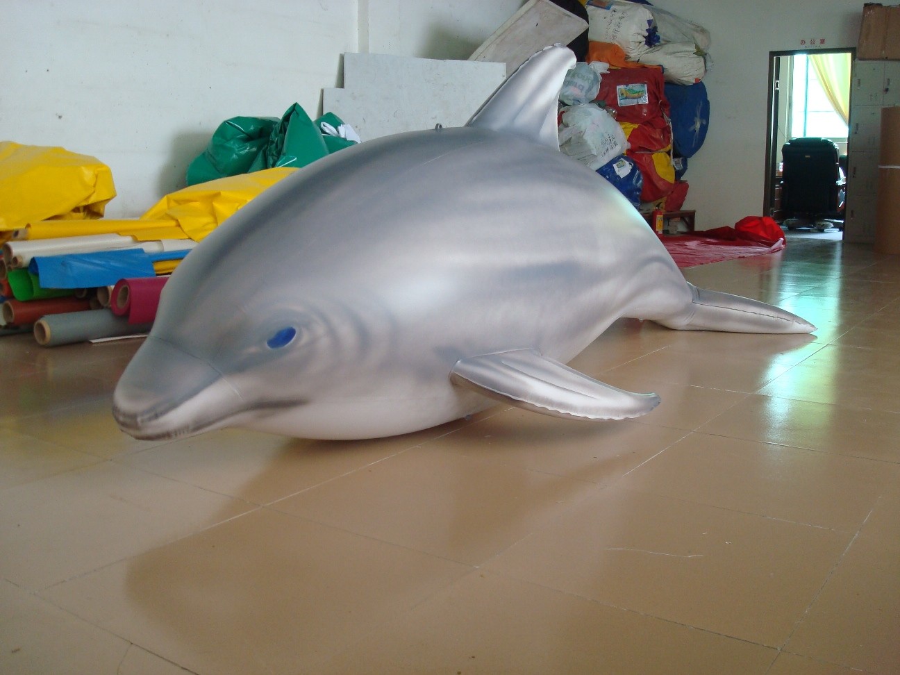  1.5m Long Airtight Dolphin Shaped Swimming Pool Toy Display In Showroom Manufactures