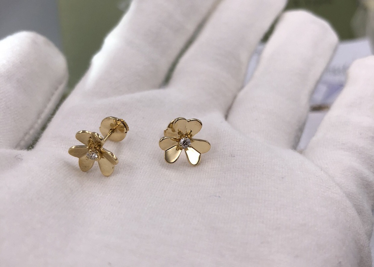  Unique Luster Diamond 18K Gold Earrings With Heart Shaped Petal Manufactures