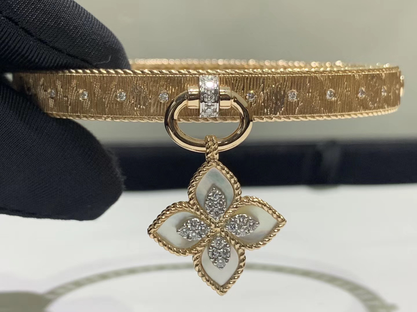  Custom 18k gold jewelry diamonds Bracelet white shell wholesale costume jewellery suppliers Manufactures