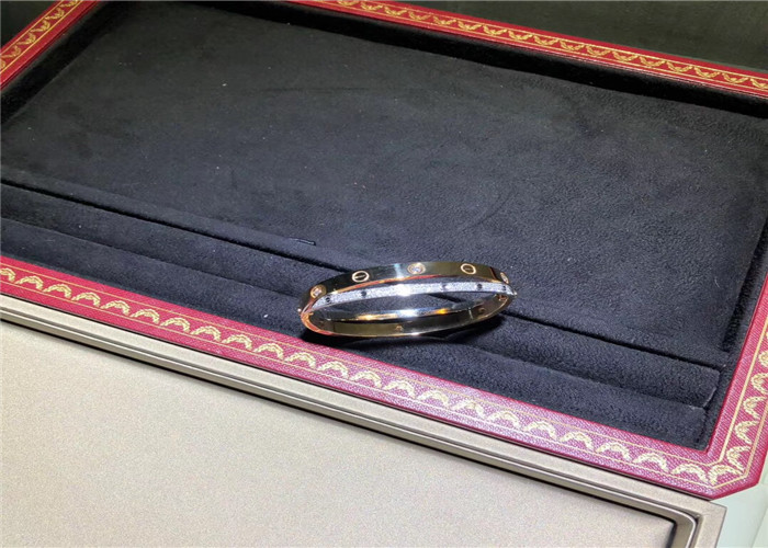  brand jewelry best Elegant Cartier Diamond Paved Love Bracelet N6039217 With Screw Motifs Manufactures