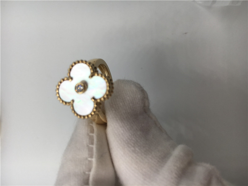 China Vintage Alhambra Yellow 18k Gold Ring Round Diamond With White Mother Of Pearl on sale