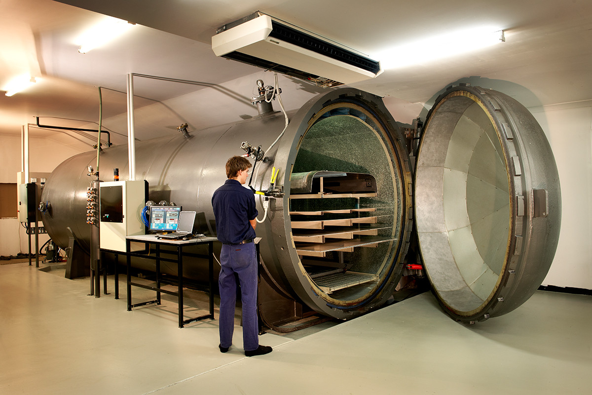  Rubber / Wood Industrial Autoclave Of Large-Scale Steam Equipment , Φ1.65m Manufactures