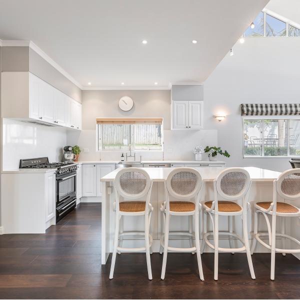 Modular White Prefabricated Kitchen Cabinet Raised Panel Solid Wood