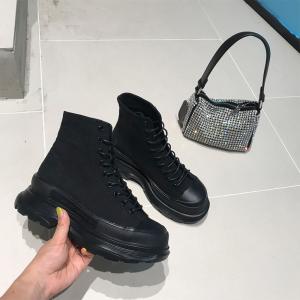 China Janbal Size11 Ladies Flat Boots Anti Slippery ODM Flat Chunky Black Boots on sale