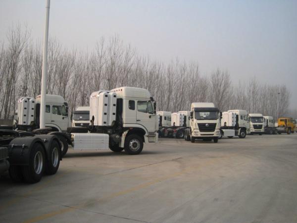 truck howo CNG tractor truck.jpeg