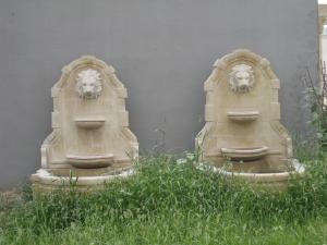 China Lion Head Carved Stone Marble Water Fall Wall Fountain on sale