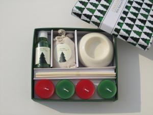  Red & Green  Cinnamon chai  fragrance scented tealight candle & essential oil  packed into gift box Manufactures