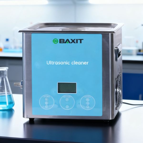 Industrial type ultrasonic cleaning machine, equipped with an elevating system, used for automatic cleaning of block-shaped engine parts of diesel particulate filter