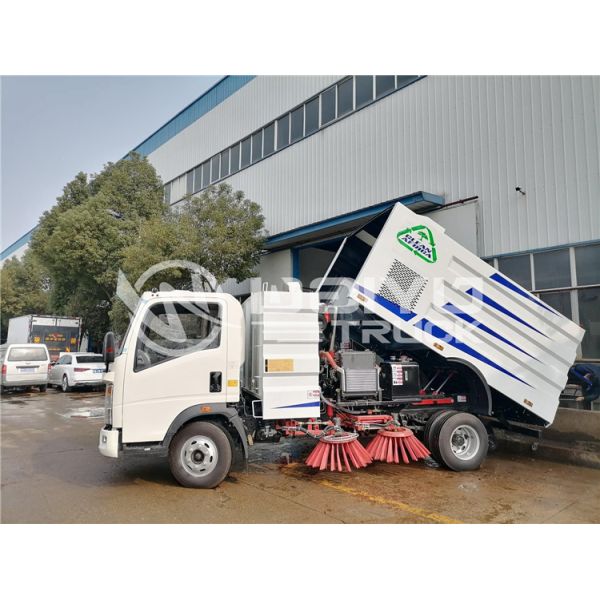 7.5m3 Howo Vacuum Sweeper Truck For Airport / Street Cleaning Service
