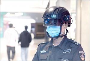  A helmet that can detect body temperatures helps police officers battle  coronavirus Manufactures