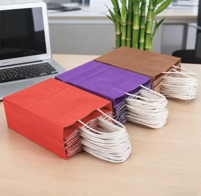 Customized logo kraft paper shopping bag with white brown twisted handle, environmentally friendly printed white paper bag
